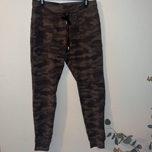 Zyia active unwind camo joggers - Picture 3 of 4